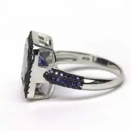 Stříbrný prsten se zirkony