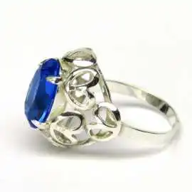 Stříbrný prsten se spinelem