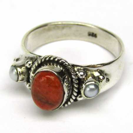 Stříbrný prsten s korálem a perlou