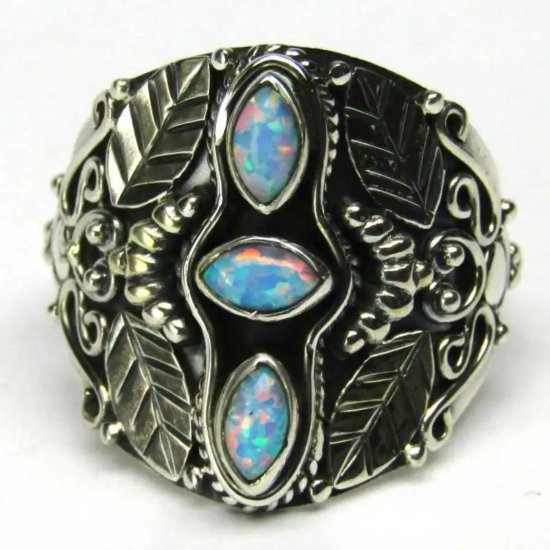 Stříbrný prsten s opálem