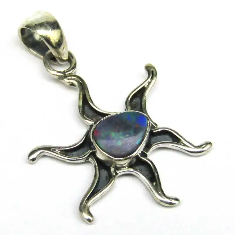 Stříbrný přívěsek s opálem