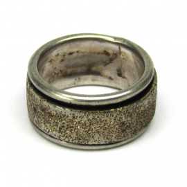 Stříbrný prsten s točícím se středem