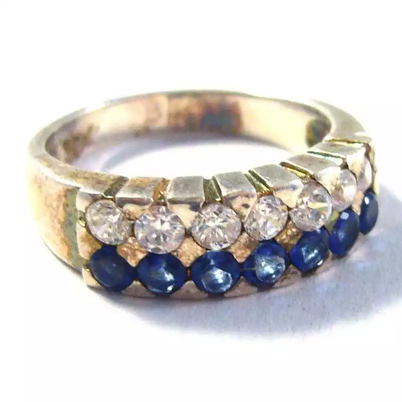 Stříbrný prsten se zirkony