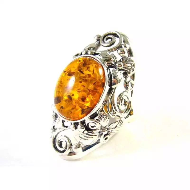 Stříbrný prsten s jantarem