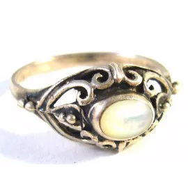 Stříbrný prsten s měsíčním kamenem