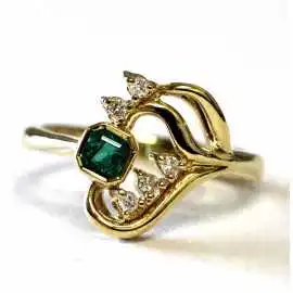 Zlatý prsten o ryzosti 17.28 kt zlata se smaragdem a brilianty