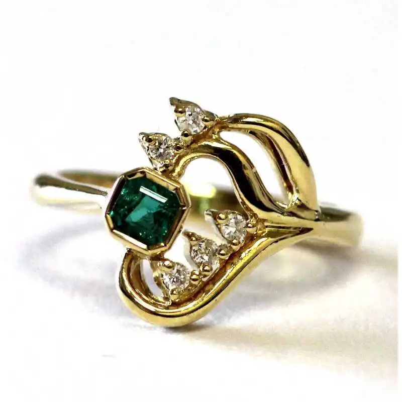 Zlatý prsten o ryzosti 17.28 kt zlata se smaragdem a brilianty