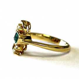 Zlatý prsten o ryzosti 17.28 kt zlata se smaragdem a brilianty