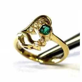 Zlatý prsten o ryzosti 17.28 kt zlata se smaragdem a brilianty