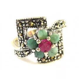 Stříbrný prsten se smaragdy, rubínem a markazity