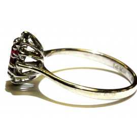 Zlatý prsten o ryzosti 13.68 kt s rubínem a brilianty