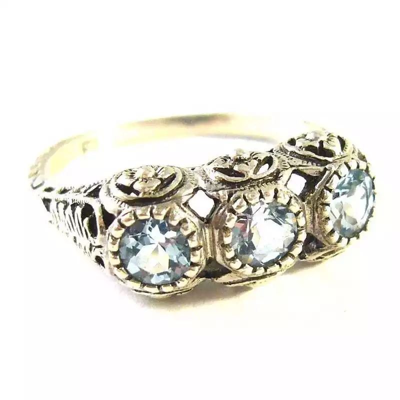 Stříbrný prsten s akvamaríny