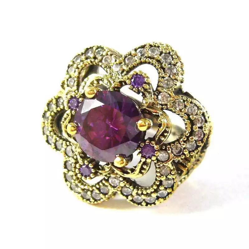 Stříbrný prsten s ametysty zdobený bronzem