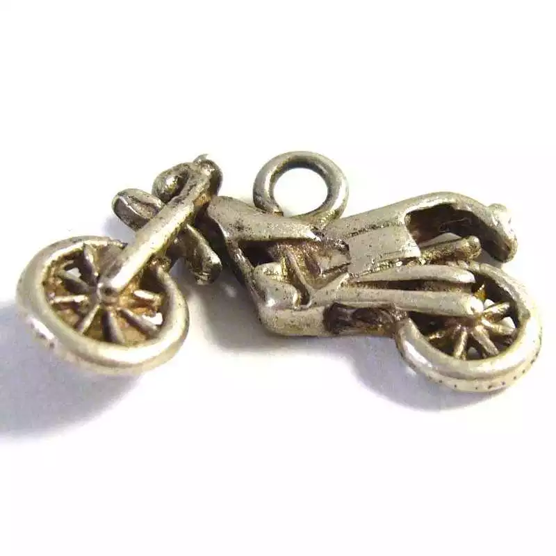 Stříbrný přívěšek motorka