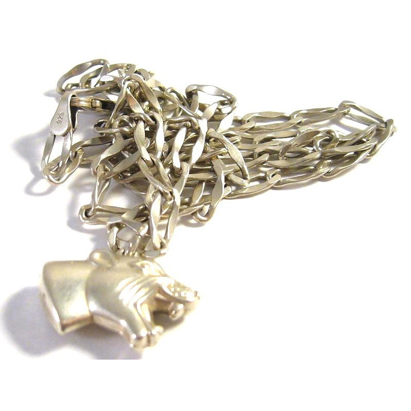 Stříbrný náhrdelník s pumou z Itálie
