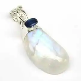 Stříbrný přívěsek s mesíčním kamenem