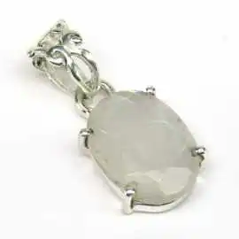 Stříbrný přívěsek s mesíčním kamenem