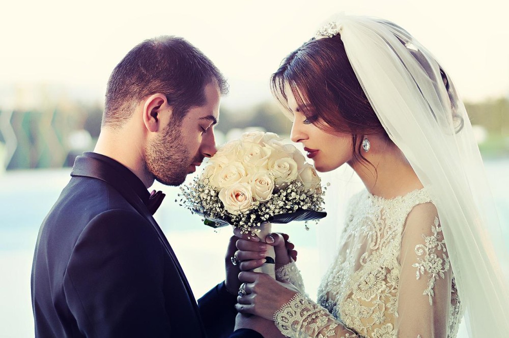 Láska - svatba dvou lidí, nevěsta a ženich.