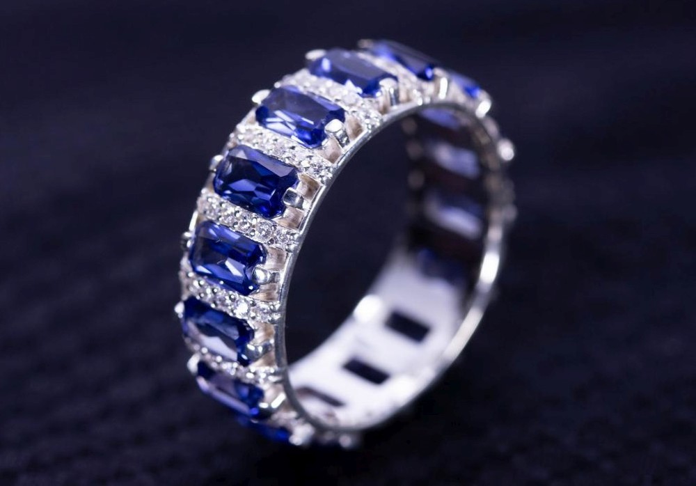 Prsten se safírem