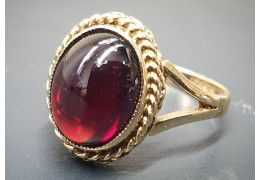 Granát je tmavě červený polodrahokam, který Vás uchvátí.