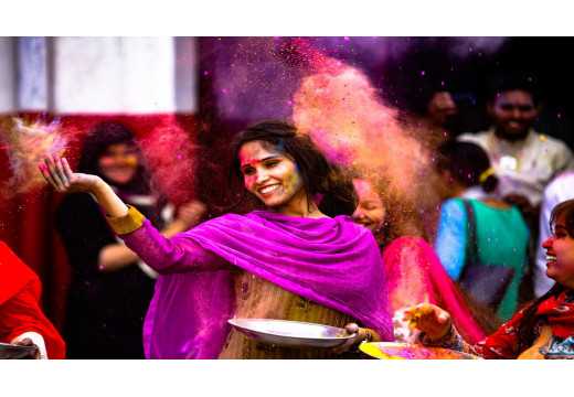 Hólí: Oslava barev a radosti, která spojuje srdce a kultury