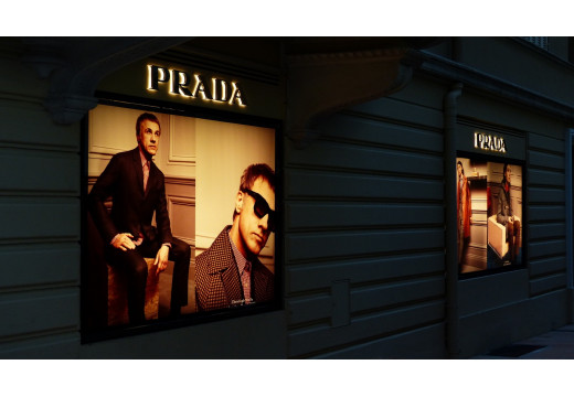 Průzkum elegance a luxusu: Fascinující cesta světem značky Prada